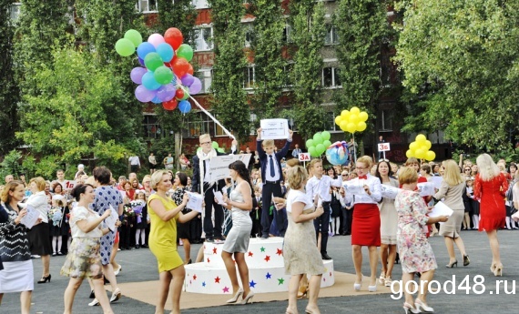 В центре Челябинска можно открыткой поздравить учителей